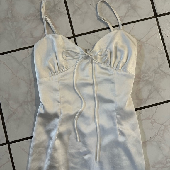 Lioness white satin dress - Picture 4 of 11